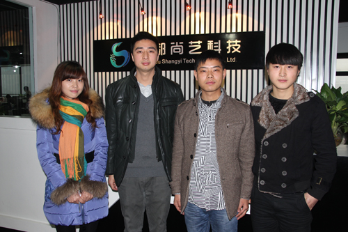 创就业指导中心老师、尚艺公司李总、学子王建儒合影