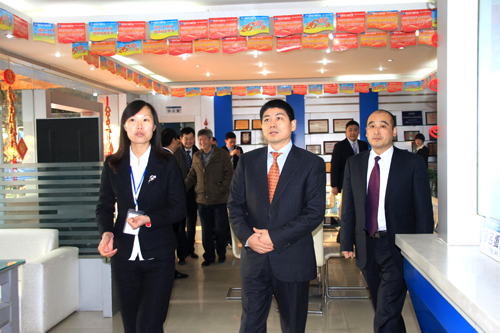 新华教育集团领导莅临我校送新年慰问