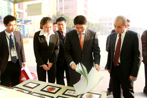 新华教育集团领导莅临我校送新年慰问