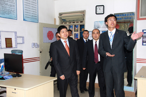 新华教育集团领导莅临我校送新年慰问