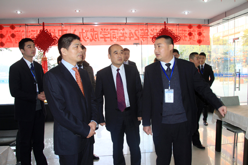 新华教育集团领导莅临我校送新年慰问