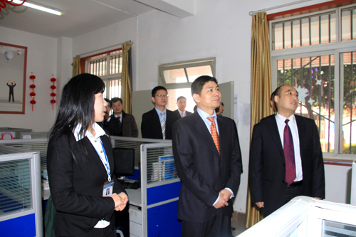 新华教育集团领导莅临我校送新年慰问