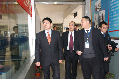 新华教育集团领导莅临我校送新年慰问