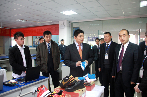 新华教育集团领导莅临我校送新年慰问