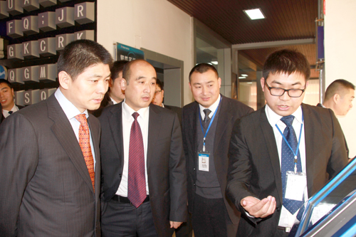 新华教育集团领导莅临我校送新年慰问