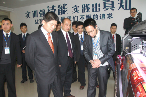 新华教育集团领导莅临我校送新年慰问