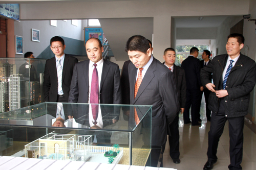 新华教育集团领导莅临我校送新年慰问