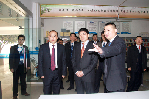 新华教育集团领导莅临我校送新年慰问