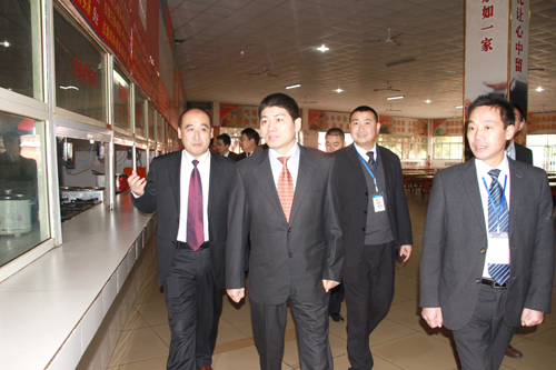 新华教育集团领导莅临我校送新年慰问