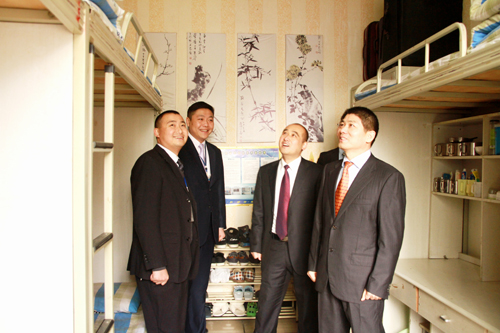 新华教育集团领导莅临我校送新年慰问