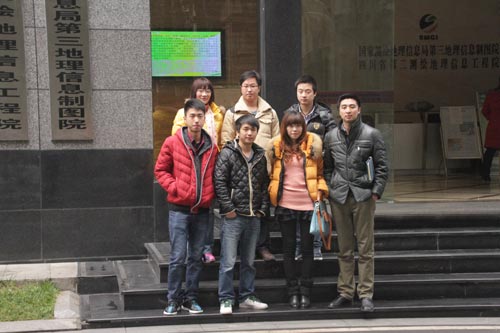 　　四川新华创就业中心老师、班主任和就业学子合影