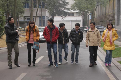 四川新华创就业中心老师和就业学子热烈交流