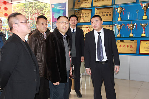 新华集团领导莅临我校视察指导工作