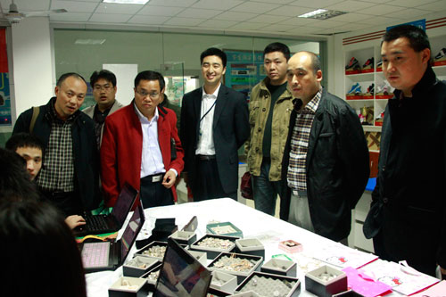 　　成都市教育局领导询问E-BOSS专业学生淘宝店实训情况