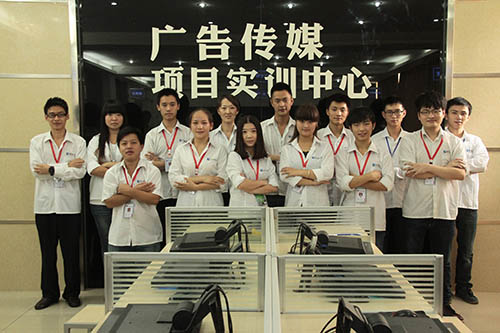 新华广告传媒学子，是一群会干活的设计师