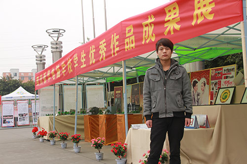 向伟在新华的天空下朝着梦想努力奋斗