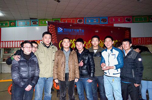 吃汤圆赏节目，新华学子快乐闹元宵