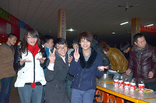 吃汤圆赏节目，新华学子快乐闹元宵