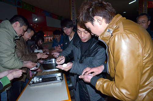 吃汤圆赏节目，新华学子快乐闹元宵