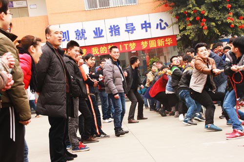 拔河比赛:团结进取的最佳诠释