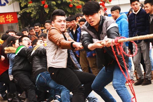 拔河比赛:团结进取的最佳诠释