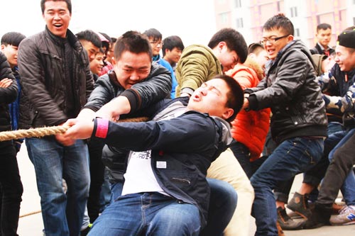 拔河比赛:团结进取的最佳诠释