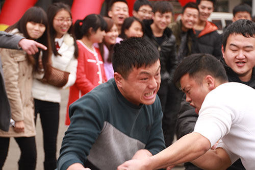 　为了比赛，这位同学忘记了自己的形象