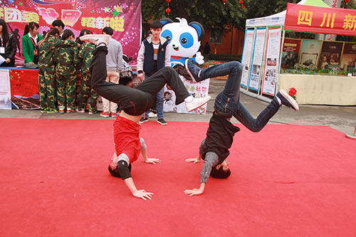 　　舞蹈社亮出绝活吸引新生驻足