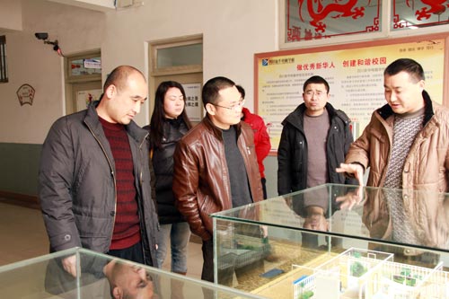 郫县就业局领导参观我校建筑表现专业学生作品