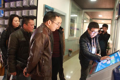 　软件组廖飞老师向就业局领导演示软件开发专业学生作品