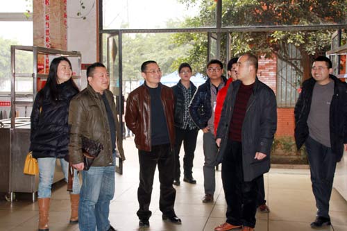 郫县就业局刘局长参观我校食堂