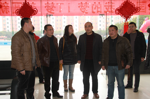 郫县就业局局长刘康学（左二）对我校创就业指导工作作出高度评价