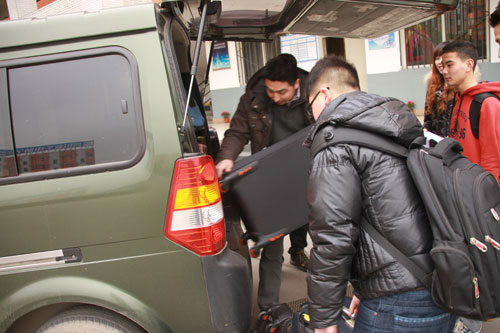 学校创就业中心何主任为赴上海学子们放行李