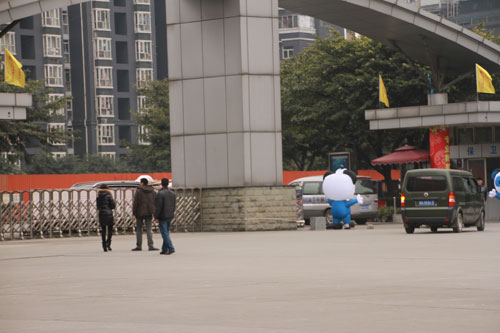 　校车渐行渐远，送行的老师久久伫立