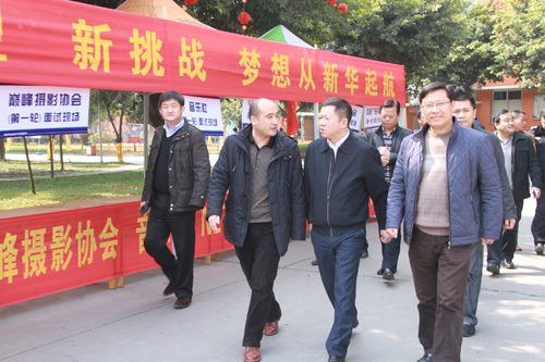 四川新华电脑学院刘校长向周县长汇报学校工作