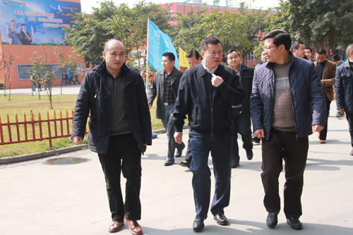 周县长称赞我校校园环境干净、整洁、优美