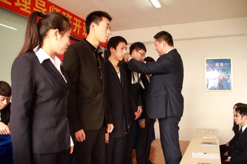 学生管理部曾主任为同学代表颁发了科澜信息技术有限公司的工作牌