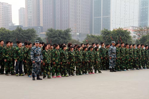 军训汇演展英姿 神采飞扬新华园