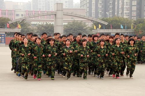 军训汇演展英姿 神采飞扬新华园