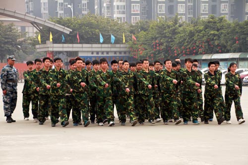 军训汇演展英姿 神采飞扬新华园