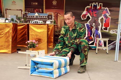 军训汇演展英姿 神采飞扬新华园