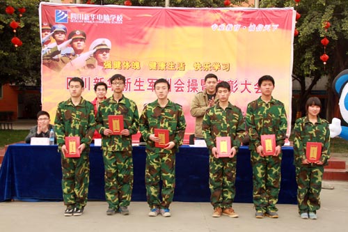 军训汇演展英姿 神采飞扬新华园