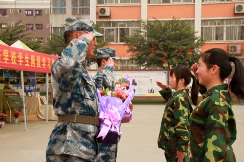 军训汇演展英姿 神采飞扬新华园