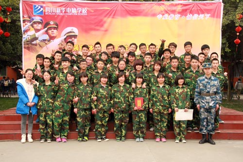 军训汇演展英姿 神采飞扬新华园