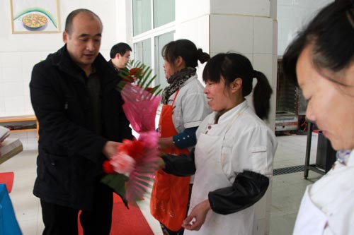 春暖新华园 欢庆三八节