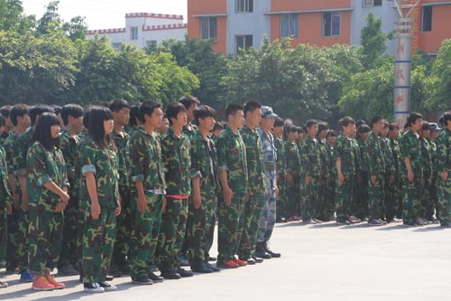 神采英姿汇军训，青春梦想聚新华