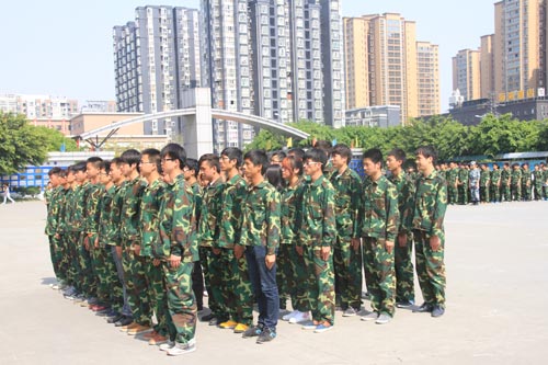 神采英姿汇军训,青春梦想聚新华