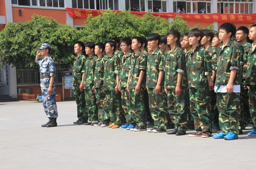 神采英姿汇军训,青春梦想聚新华