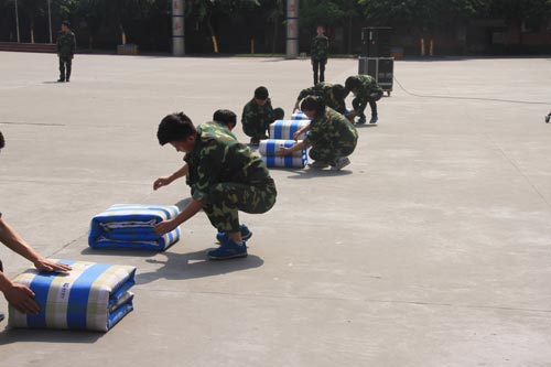 神采英姿汇军训,青春梦想聚新华