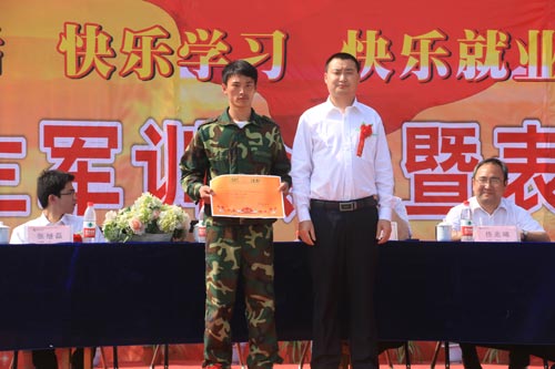 神采英姿汇军训,青春梦想聚新华